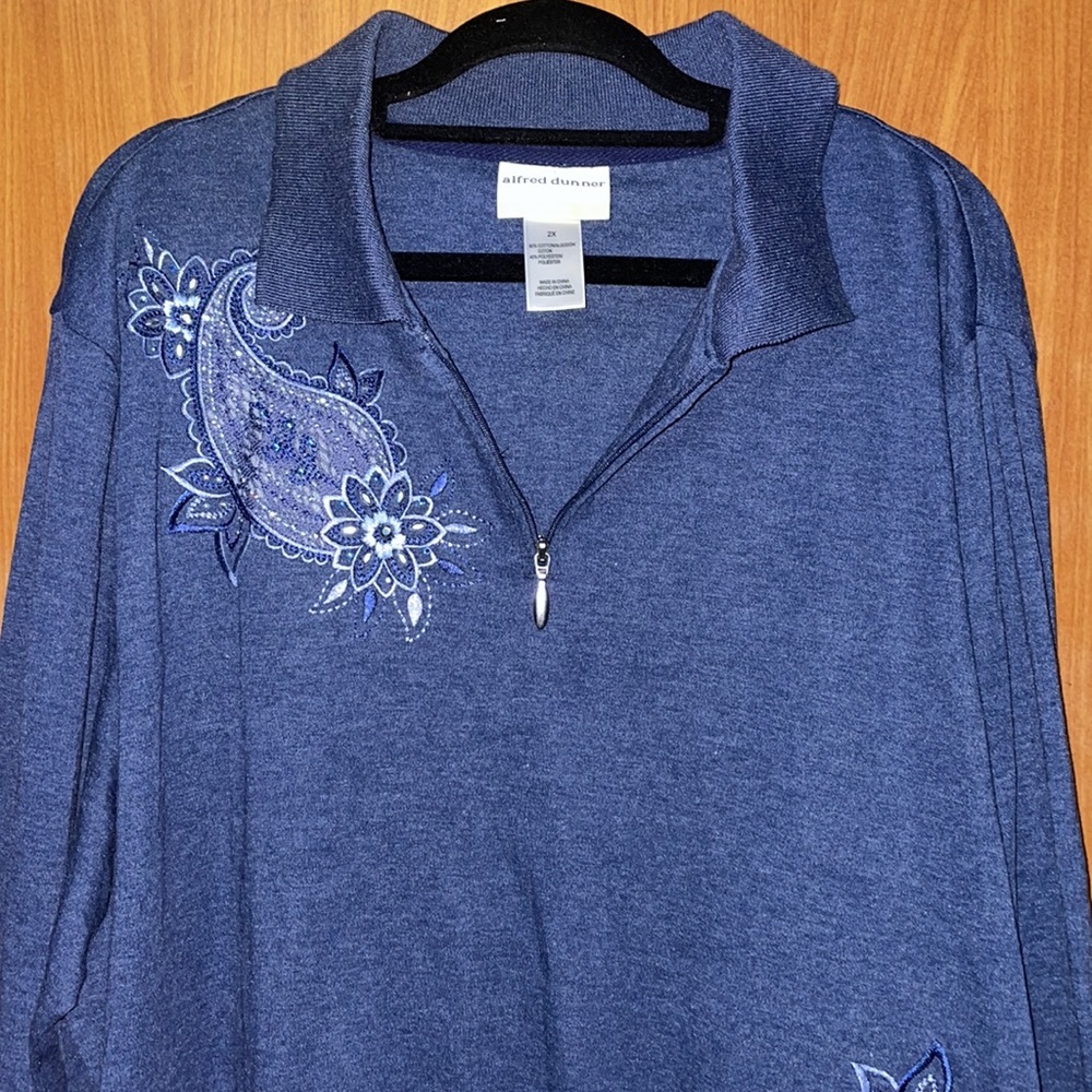 NWT Alfred Dunner Spliced Embroidered Top - Denim Blue - Size 2X - Picture 3 of 12